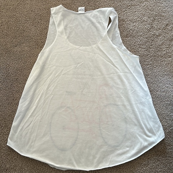 Graphic tank top never worn size medium - Picture 2 of 2
